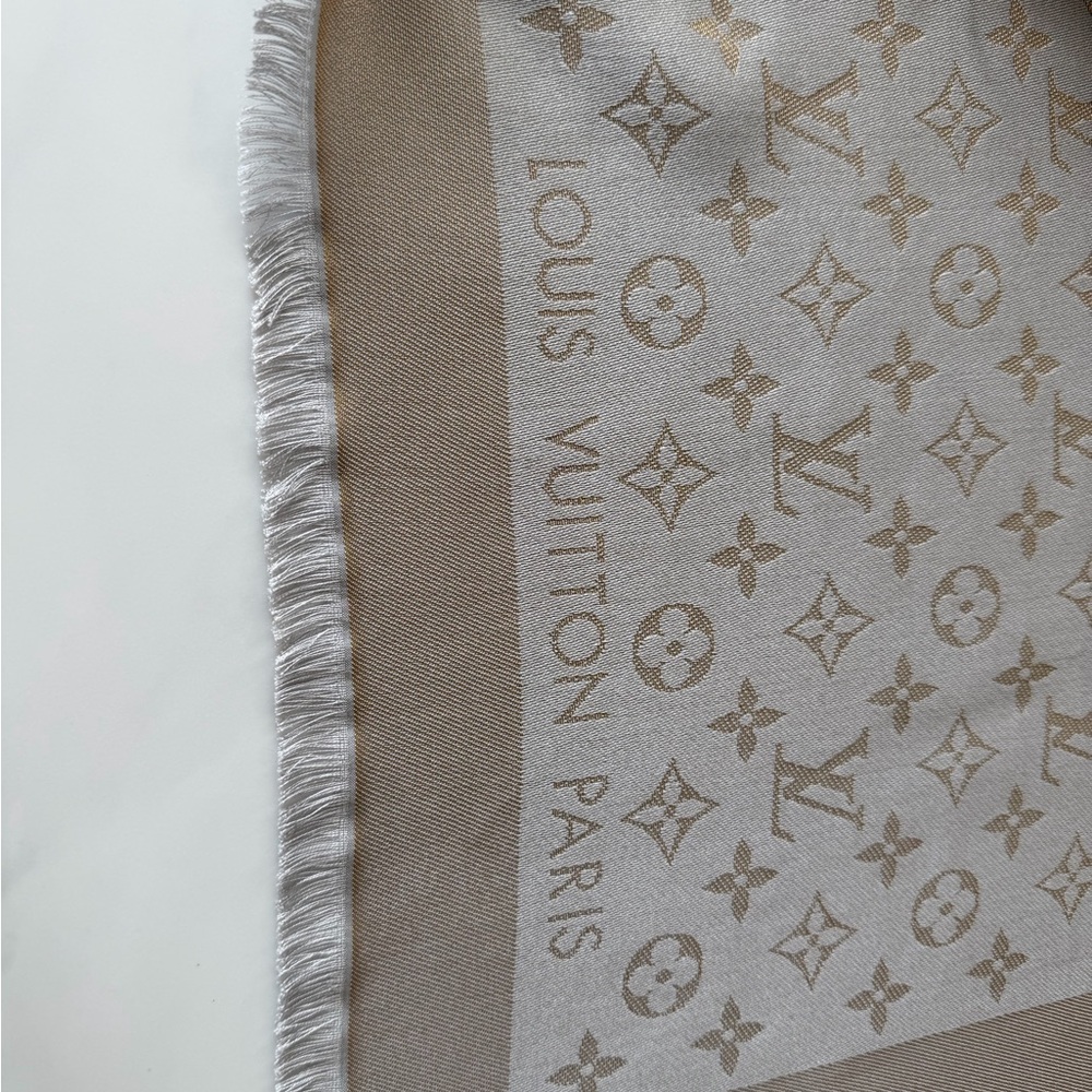 Louis Vuitton Champagne and subtle silver Monogram Shawl - Picture 9 of 9